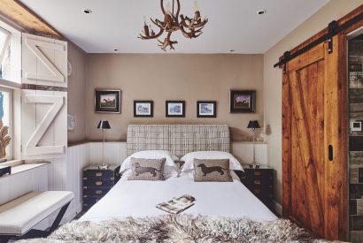 The king size bedroom at Mimosa Cottage, Vale of Glamorgan