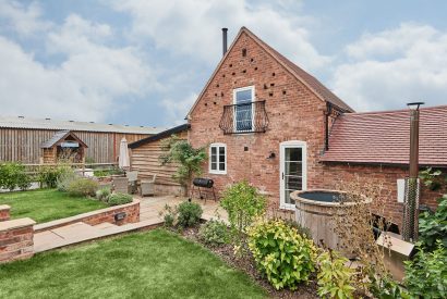 The private garden and wood-fired hot tub at Hay Bale Cottage, Worcestershire