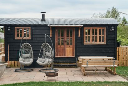 The exterior of the shepherd's hut at The Hangout Hut, Worcestershire 