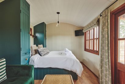 The king-size bed and Smart TV at The Hangout Hut, Worcestershire 