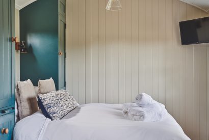 The king-size bed and Smart TV at The Hangout Hut, Worcestershire 
