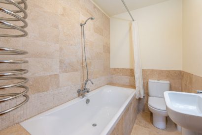 An en-suite with a shower over the bath at Tinkers Folly, Yorkshire