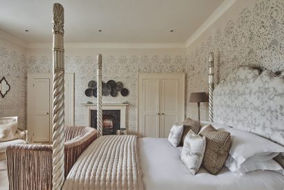 A bedroom at Queen Anne Manor, Vale of Glamorgan