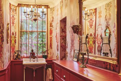 A bathroom at Queen Anne Manor, Vale of Glamorgan