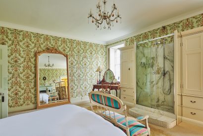 A bedroom at Queen Anne Estate, Vale of Glamorgan