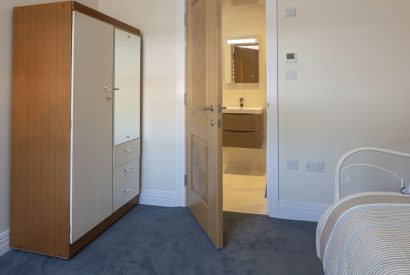 A single bedroom at Beesands Vista, Devon