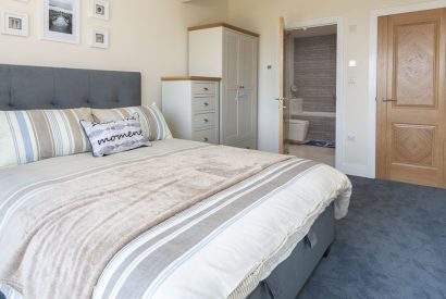 A double bedroom at Beesands Vista, Devon