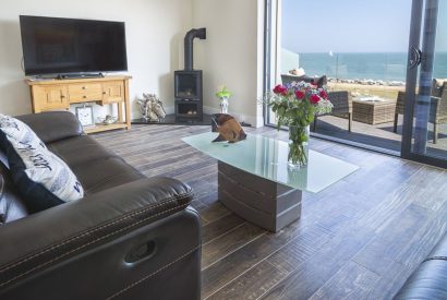 The living room with sea view at Beesands Vista, Devon
