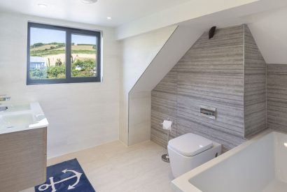 A bathroom at Beesands Vista, Devon