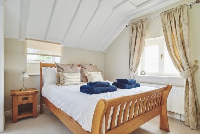 A double bedroom with an en-suite at Osborne Lodge, Herefordshire