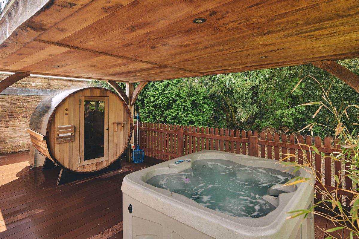 The hot tub and barrel sauna at Osborne Lodge, Herefordshire