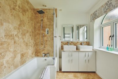 A bathroom at Kingfisher Cottage, Welsh Borders
