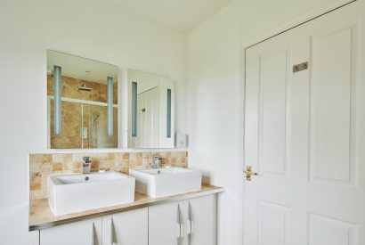 A bathroom at Kingfisher Cottage, Welsh Borders