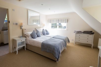 A large bedroom with twin beds at Brightwaters Stables, Hampshire
