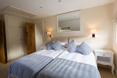A twin bedroom at Brightwaters Stables, Hampshire