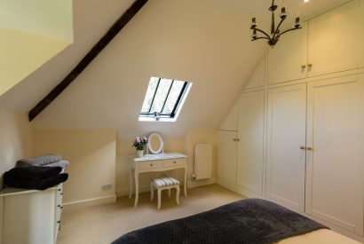 A double bedroom with a dressing table at Brightwaters Stables, Hampshire