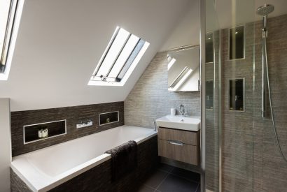A large bathroom with a bath at Brightwaters Stables, Hampshire