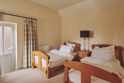 A twin bedroom at Alpaca House, Sussex