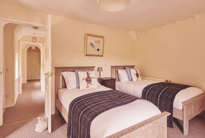 A twin bedroom at The Round, Devon