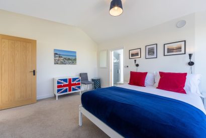 A double bedroom with an ensuite bathroom at Minack View, Cornwall