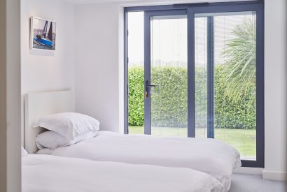 A twin bedroom at The Crewhouse, Hampshire