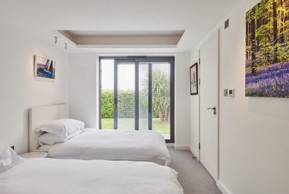 A twin bedroom at The Crewhouse, Hampshire