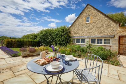 The outdoor dining table at Haymaker Barn, Cotswolds