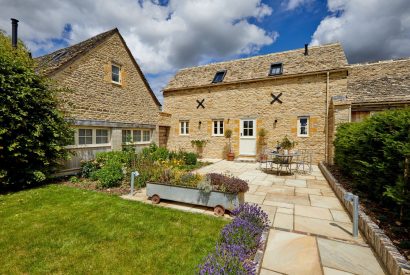 The exterior and garden at Haymaker Barn, Cotswolds