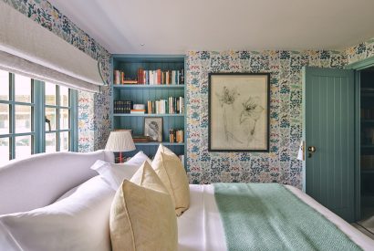 A bedroom with reading nook at Bridlepath Cottage, North Wessex Downs