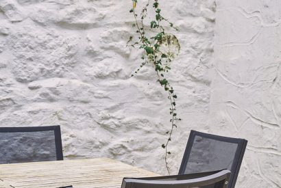 The outdoor dining table at The New Pin, Cornwall