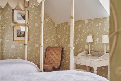 A twin bedroom at Hardy Cottage, Cotswolds