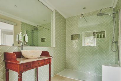 A bathroom at Hardy Cottage, Cotswolds