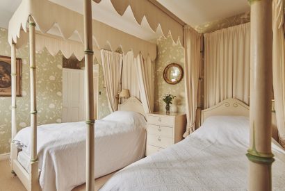 A twin bedroom at Hardy Cottage, Cotswolds