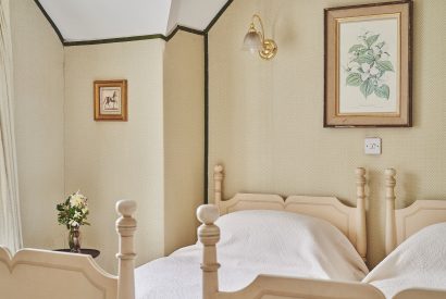 The twin beds at Hardy Cottage, Cotswolds