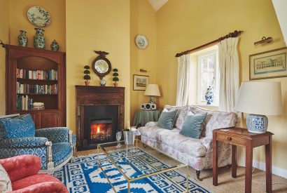 The living room with fireplace at Kipling Cottage, Cotswolds