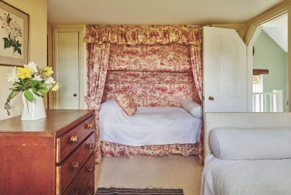 A single bedroom at Byron Cottage, Cotswolds