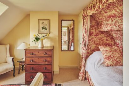 A single bedroom at Byron Cottage, Cotswolds