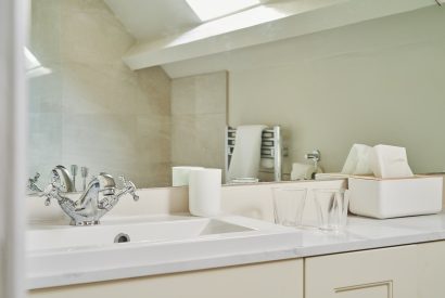 A bathroom at Byron Cottage, Cotswolds