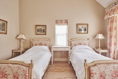 A twin bedroom at Tennyson House, Cotswolds
