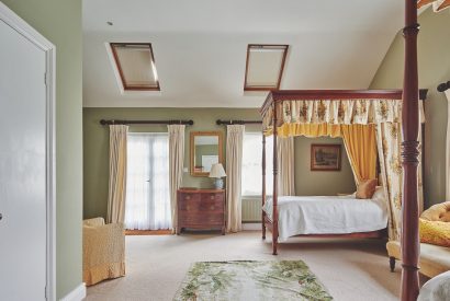 A twin bedroom at Tennyson House, Cotswolds