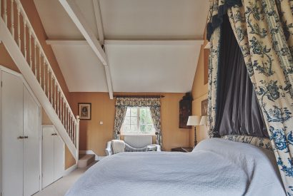A double bedroom with ensuite at Tennyson House, Cotswolds