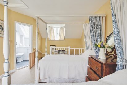 A twin bedroom at Keats Cottage, Cotswolds