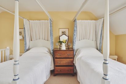 A twin bedroom at Keats Cottage, Cotswolds