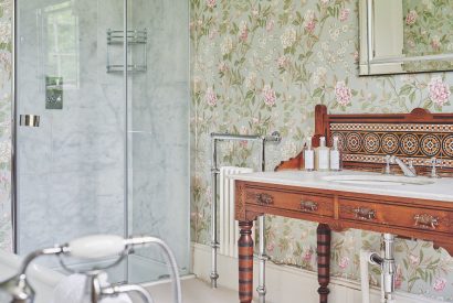 A bathroom at Country Manor, Oxfordshire