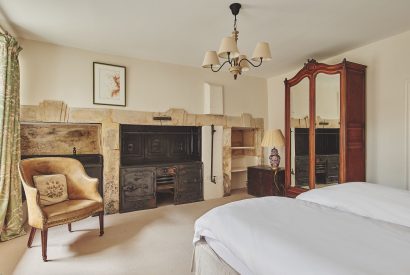A twin bedroom at Country Manor, Oxfordshire