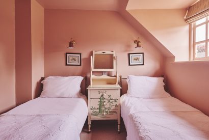 A twin bedroom at Barrett-Browning Cottage, Cotswolds