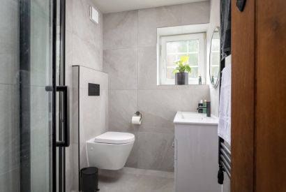 bathroom - Wellie Boot Cottage, cotswold cottages