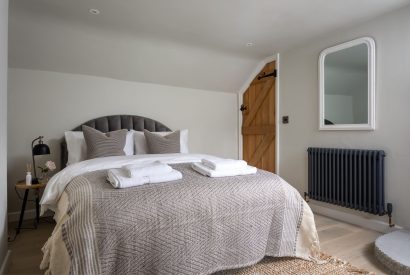 bedroom - Wellie Boot Cottage, cotswold cottages