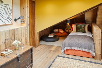 A bedroom with single bed at Barn Owl Cabin, Cotswolds