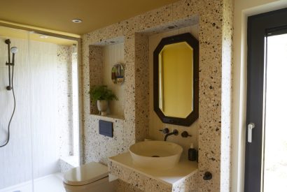 A bathroom at Barn Owl Cabin, Cotswolds